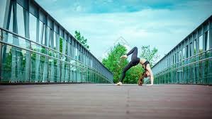 ＂周琦这位所谓CBA顶级中锋，动作不断，对徐杰冲撞是具目的性，这次肘击胡金秋是扭曲心态表现，胡金秋在国家队表现突出从而取代他在国家队位置，多次挑衅裁判而没有被处罚。